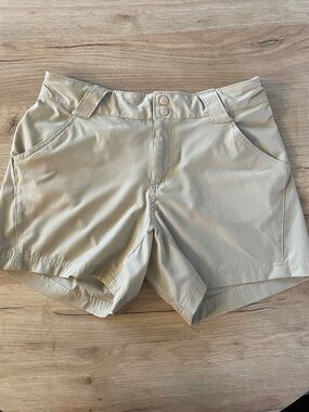 Columbia PFG Khaki Fishing Shorts Womens Size 8 Quick Dry Omni Shade
